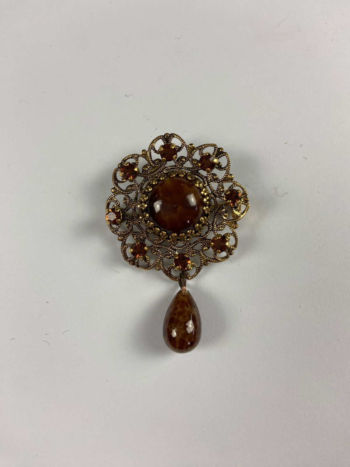 8147 Vintage Quastenbrosche mit Swarovski Perlen 31,7x47,5mm