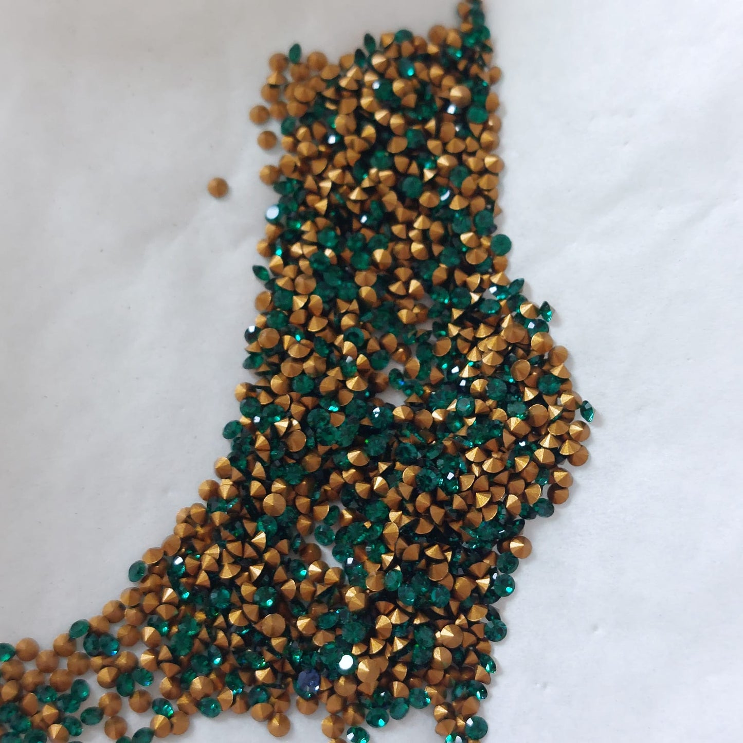 Swarovski® Chaton Vintage Emerald Gold Foiled PP14