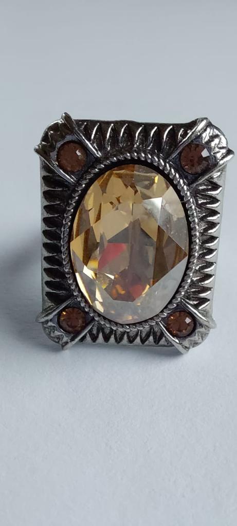 9984 Vintage Ring made with Swarovski Kristallen 28x21mm
