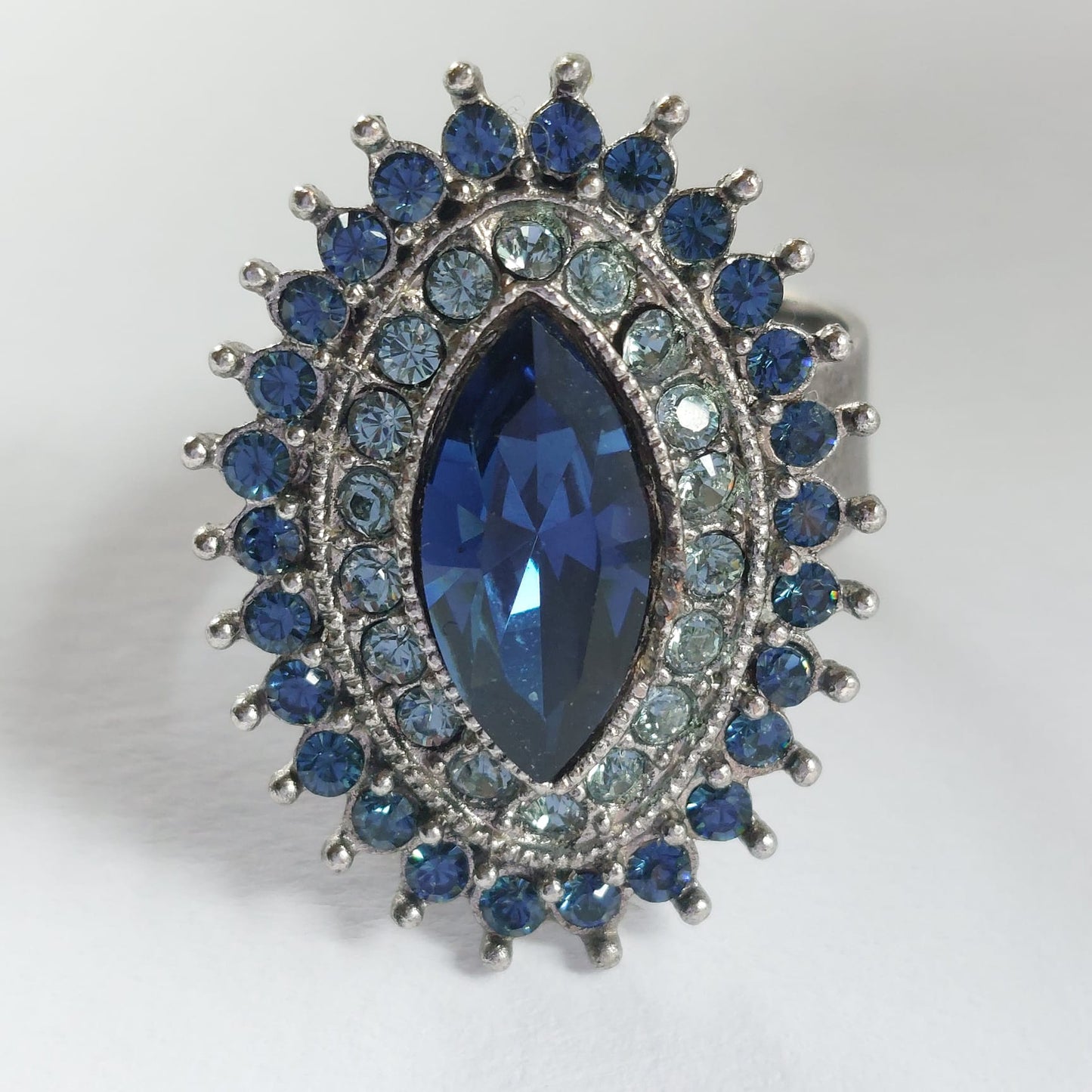 9860 Vintage Ring made with Swarovski Kristallen 27mm
