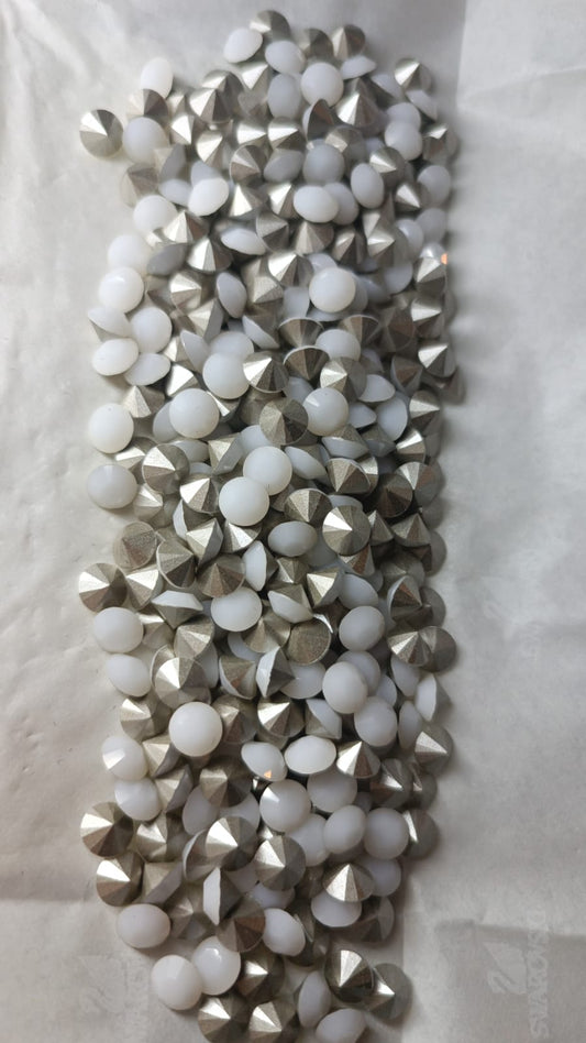 Swarovski® Chaton Vintage White Alabaster Silver Foiled SS29