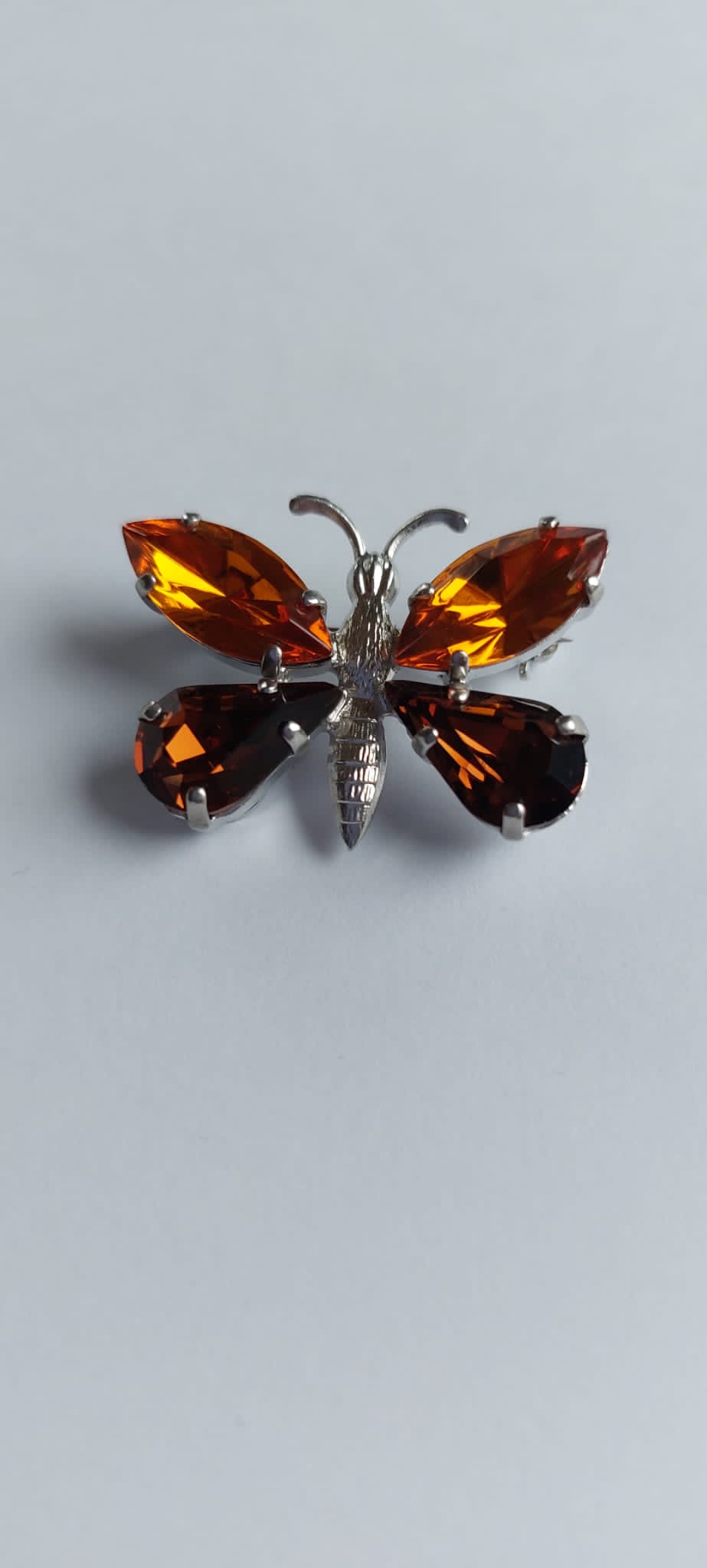 8028 Vintage Broschen Motiv mit Swarovski Kristallen 21x25mm