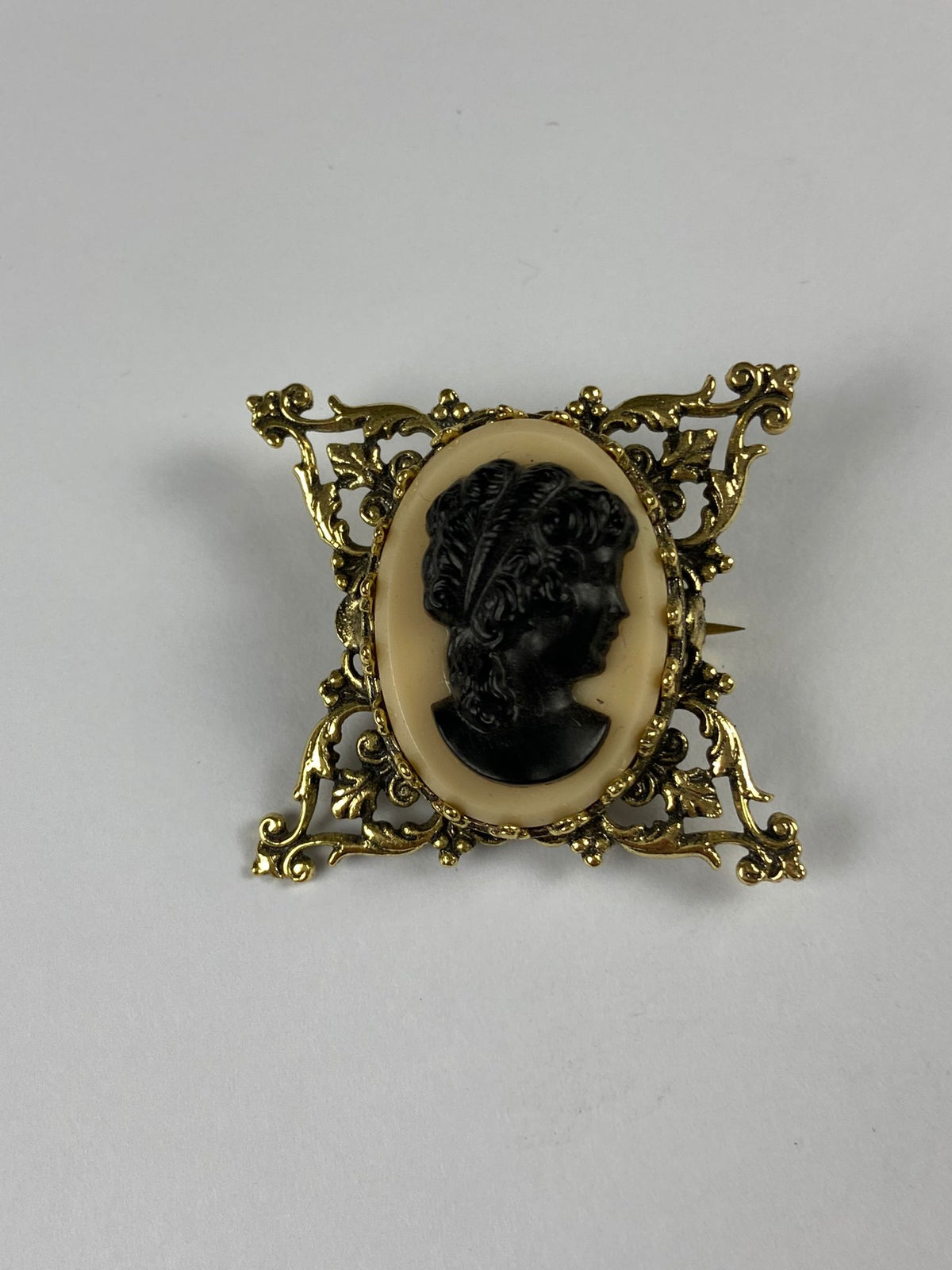 8238 Vintage Camee Brosche 35x32,5mm