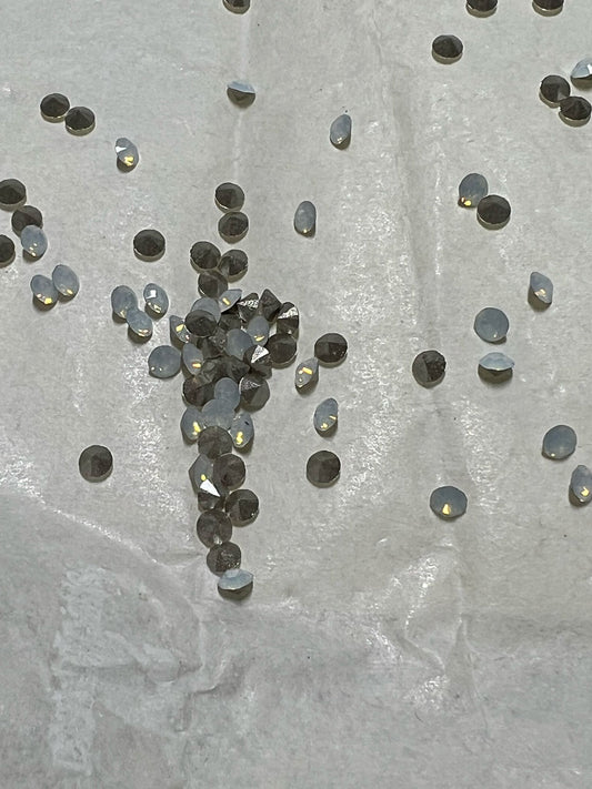 Swarovski® Chaton White Opal PP18