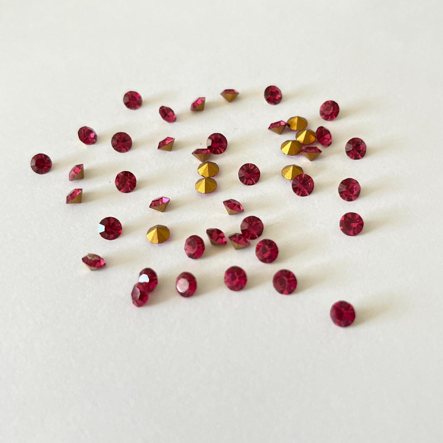 Swarovski® Chaton Vintage Fuchsia Gold Foiled SS18