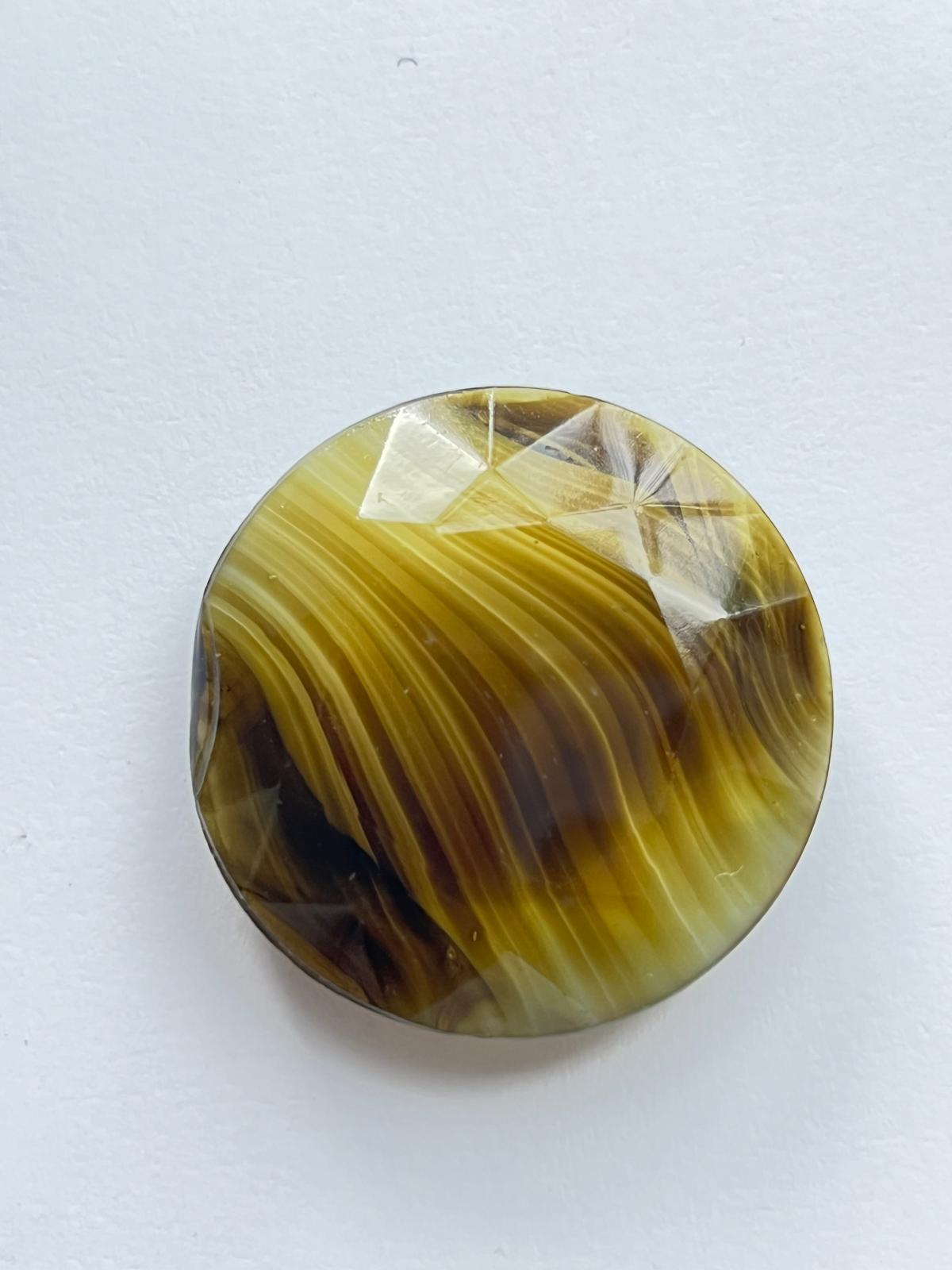 1070 Vintage Kunstmarmor Crystal Cut Round 40mm