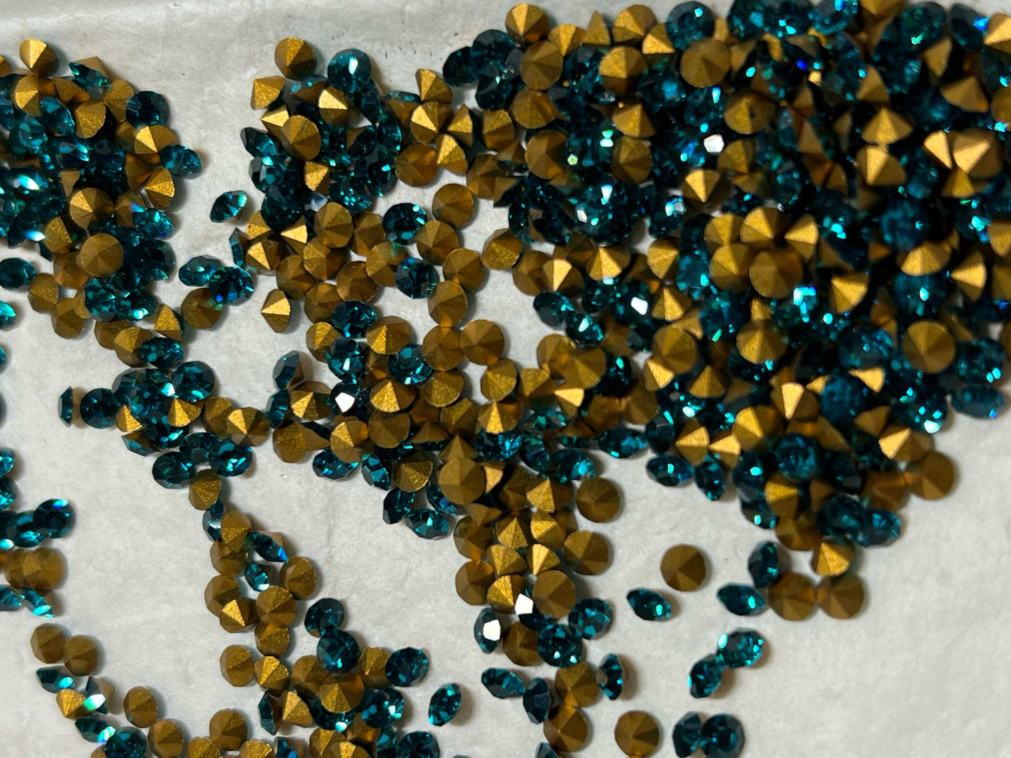 Swarovski® Chaton Vintage Blue Zircon Gold Foiled PP29