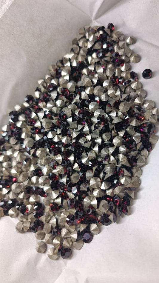 Swarovski® Chaton Vintage Burgundy Silver Foiled SS24