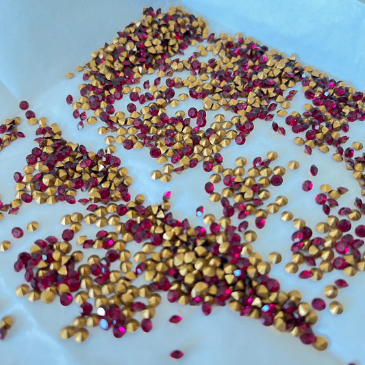 Swarovski® Chaton Vintage Ruby Gold Foiled PP24