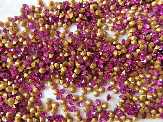 Swarovski® Chaton Vintage Fuchsia Gold Foiled SS19