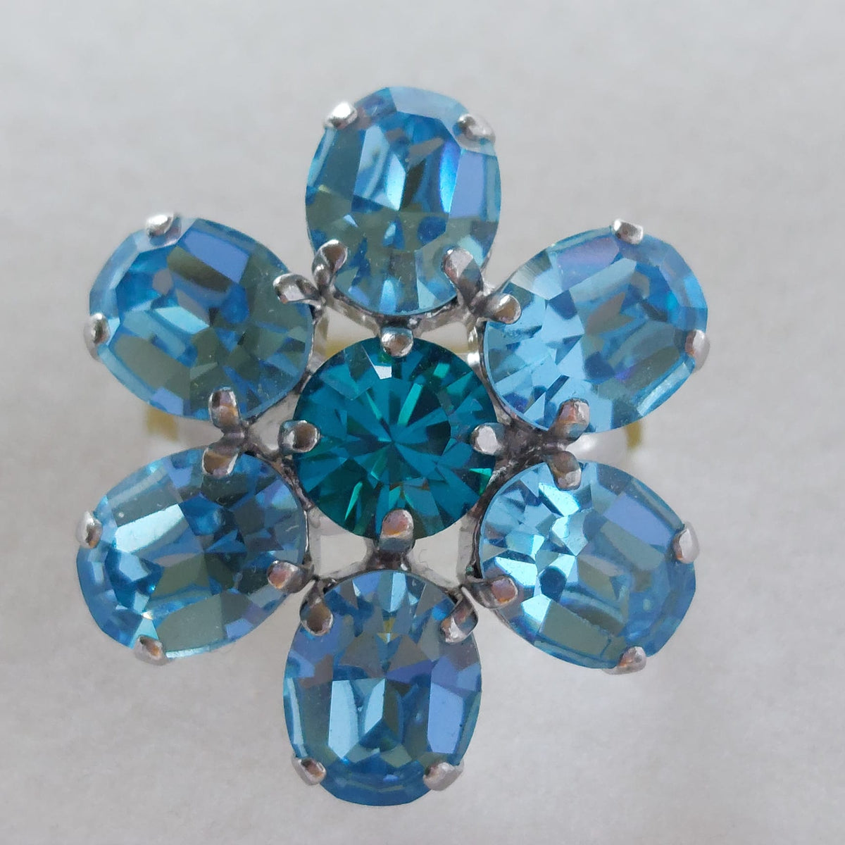 9827 Vintage Ring made with Swarovski Kristallen 28mm