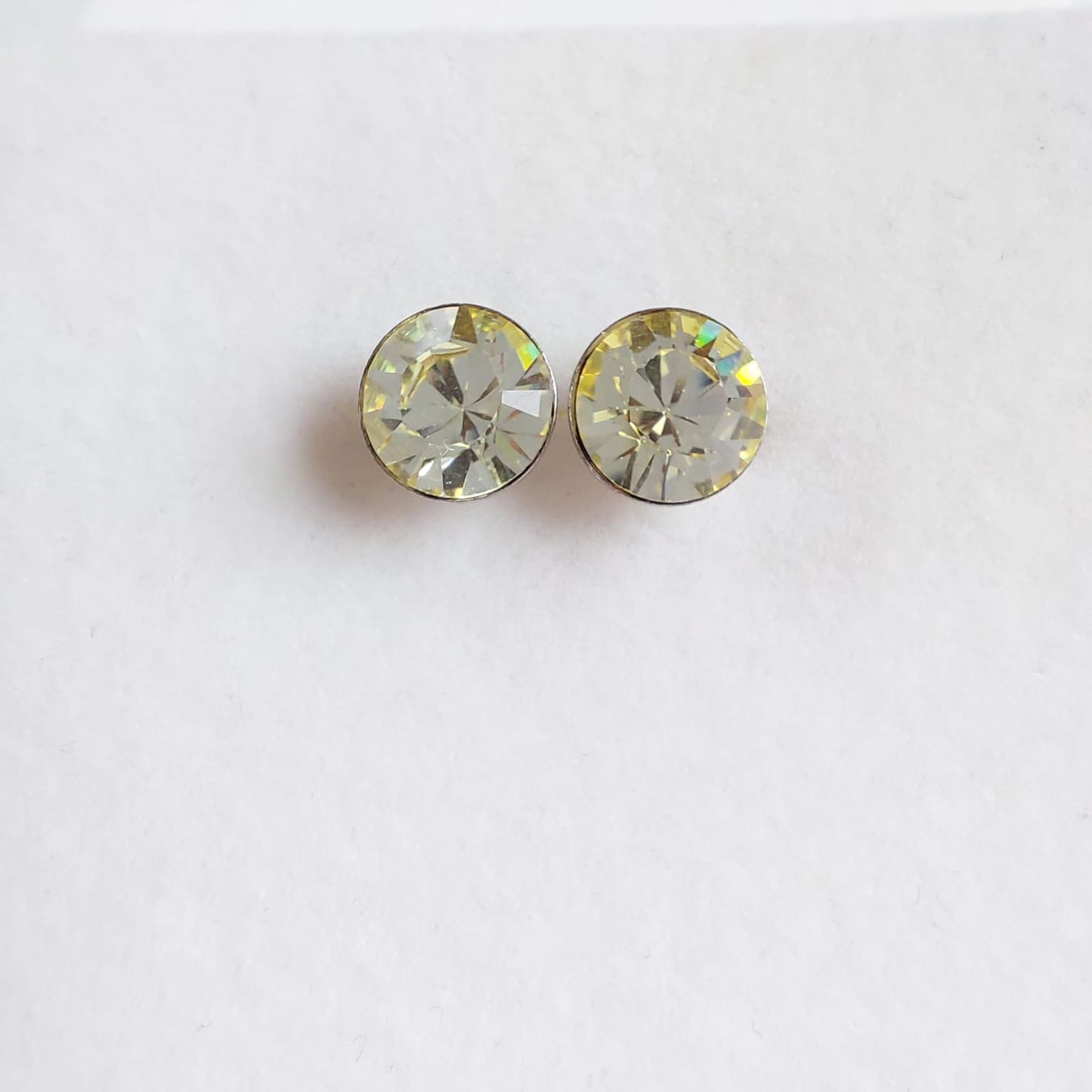 3645 Vintage Ohrringe mit Swarovski Kristallen 9mm