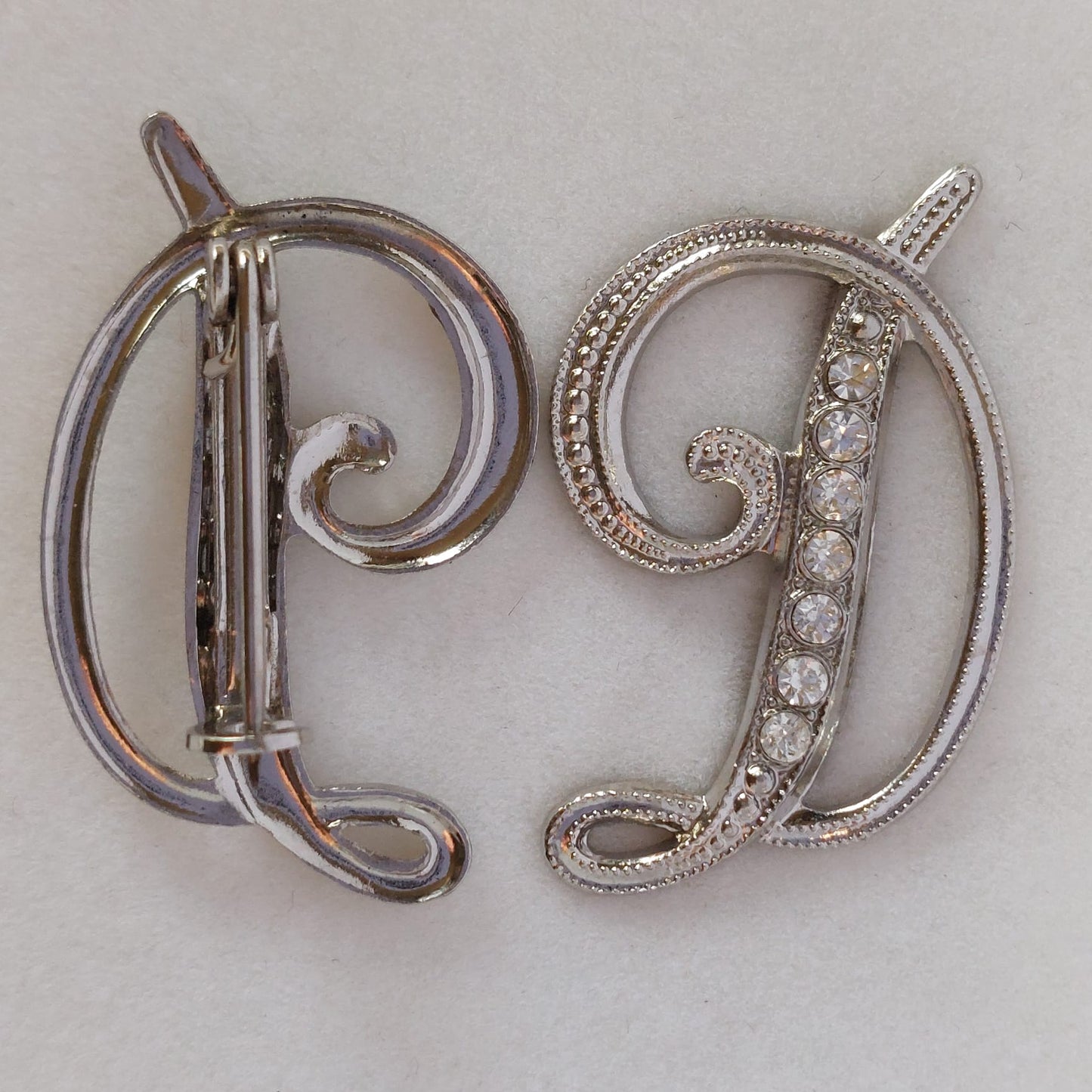 8046 Vintage-Buchstabe "D" Brosche mit Swarovski-Kristallen 30x15mm