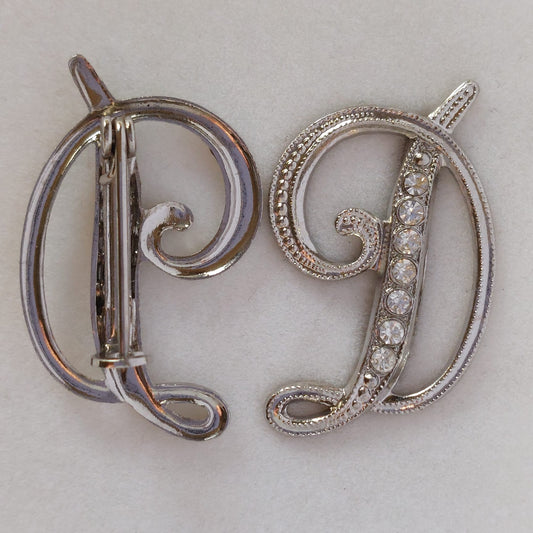 8046 Vintage-Buchstabe "D" Brosche mit Swarovski-Kristallen 30x15mm