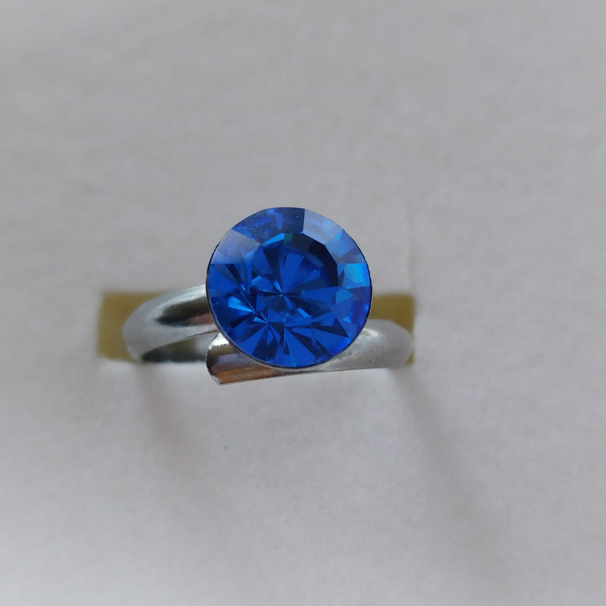 9792 Vintage Ring made with Swarovski Kristallen 8mm