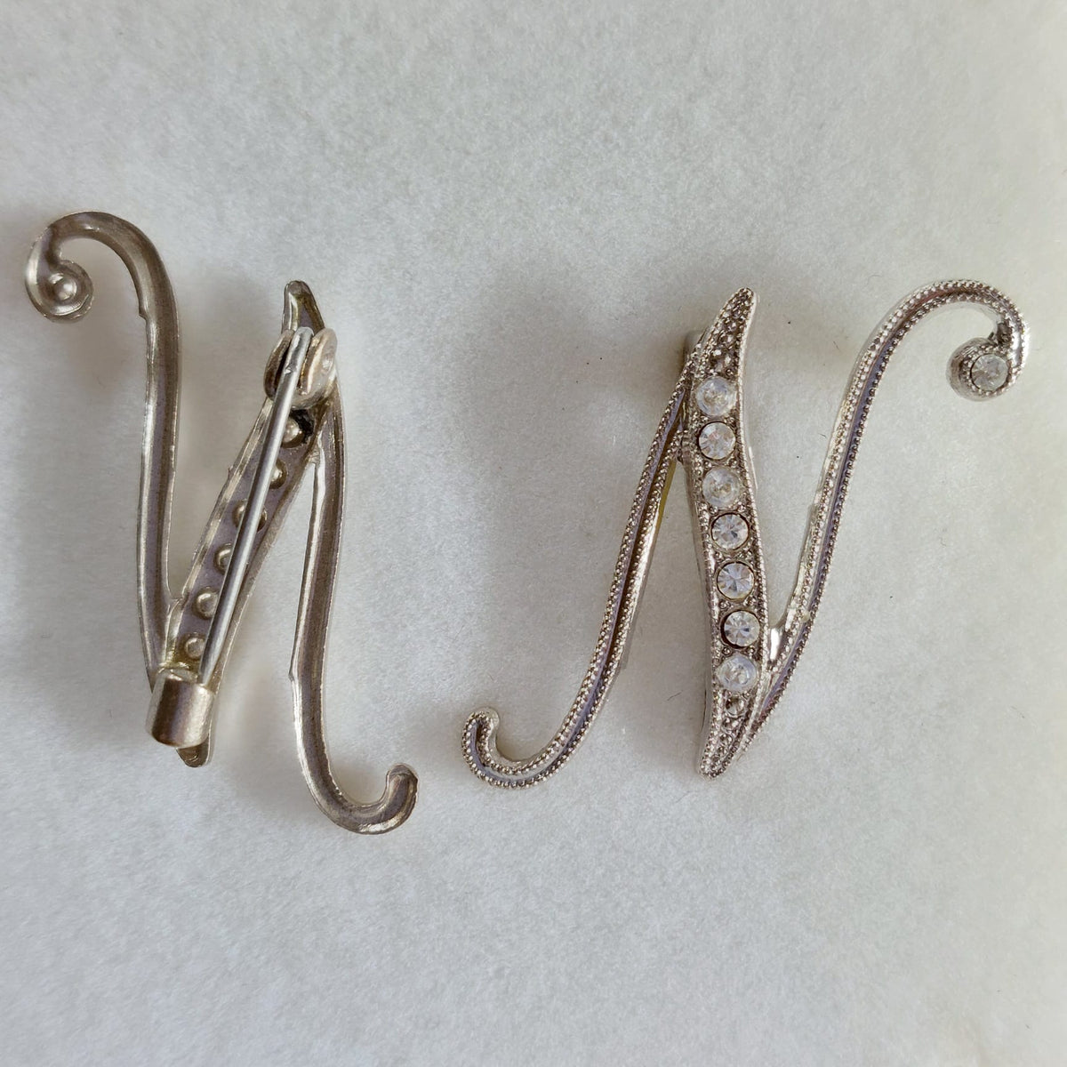 8032 Vintage-Buchstabe "N" Brosche mit Swarovski-Kristallen 35x10mm