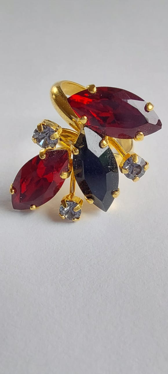 9893 Vintage Ring made with Swarovski Kristallen 25x11mm