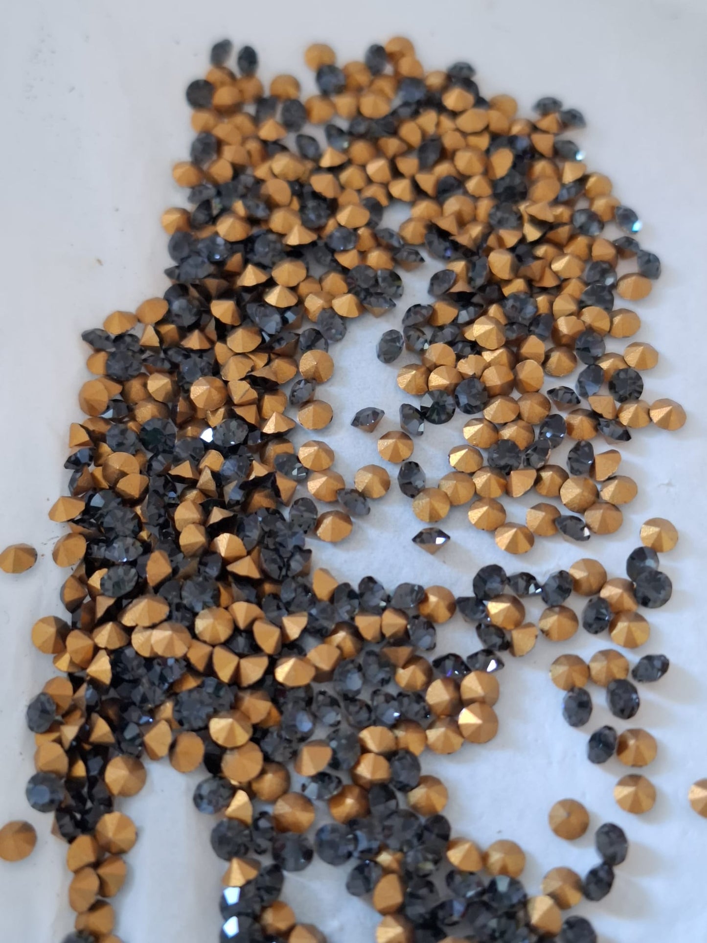 Swarovski® Chaton Vintage Morion Gold Foiled PP24