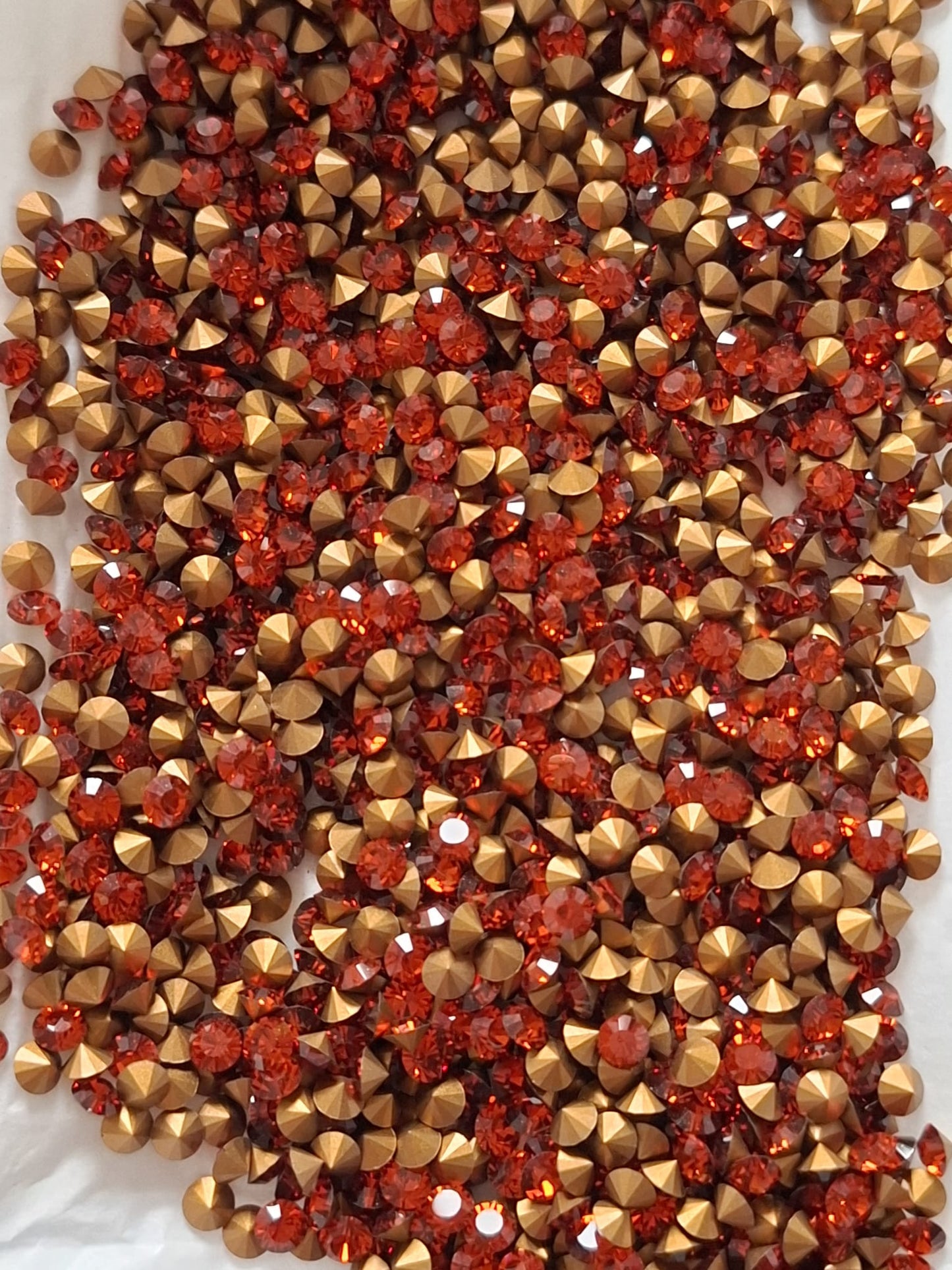 Swarovski® Chaton Vintage Indian Red Gold Foiled PP32