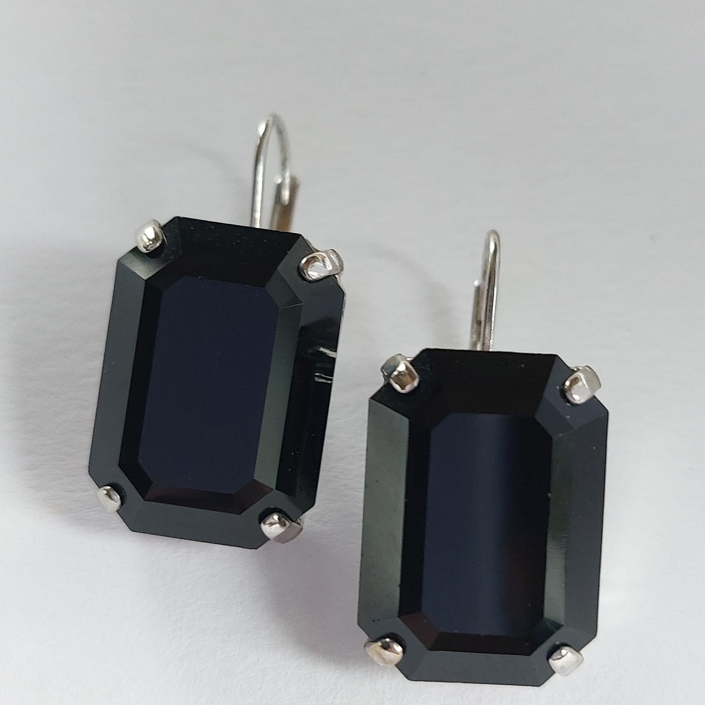 3696 Vintage Ohrringe mit Swarovski Kristallen 27x12mm
