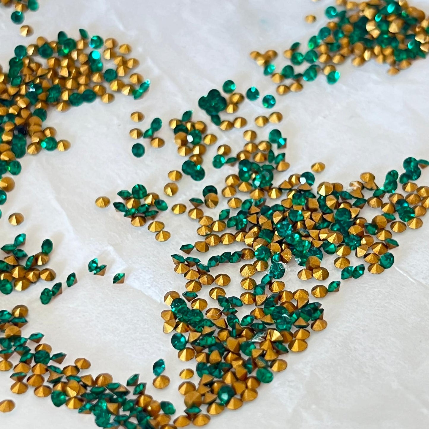 Swarovski® Chaton Vintage Emerald Gold Foiled PP11