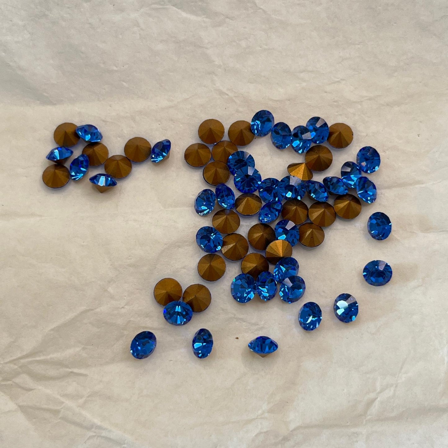 Swarovski® Chaton Vintage Sapphire Gold Foiled SS24