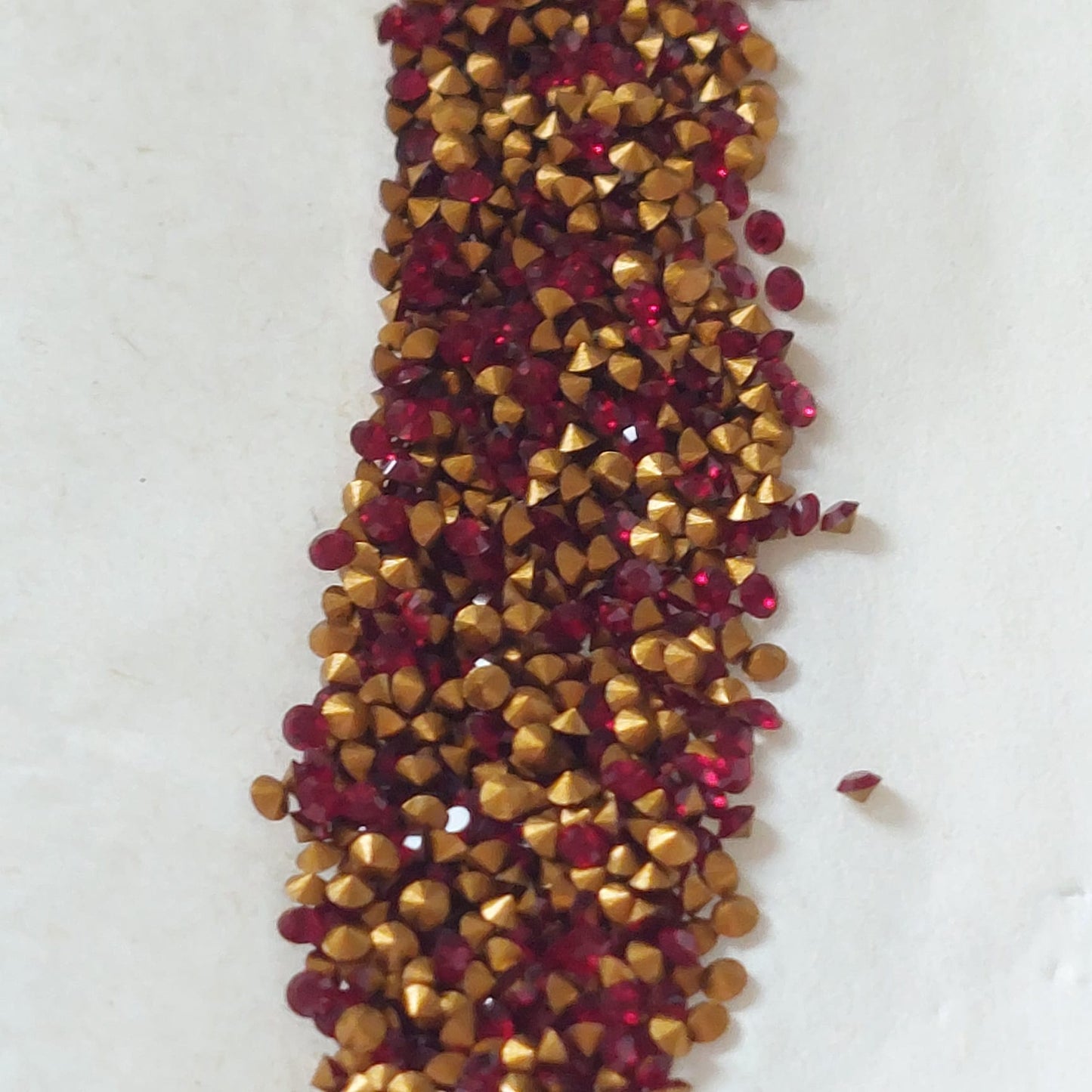 Swarovski® Chaton Vintage Siam Gold Foiled PP6