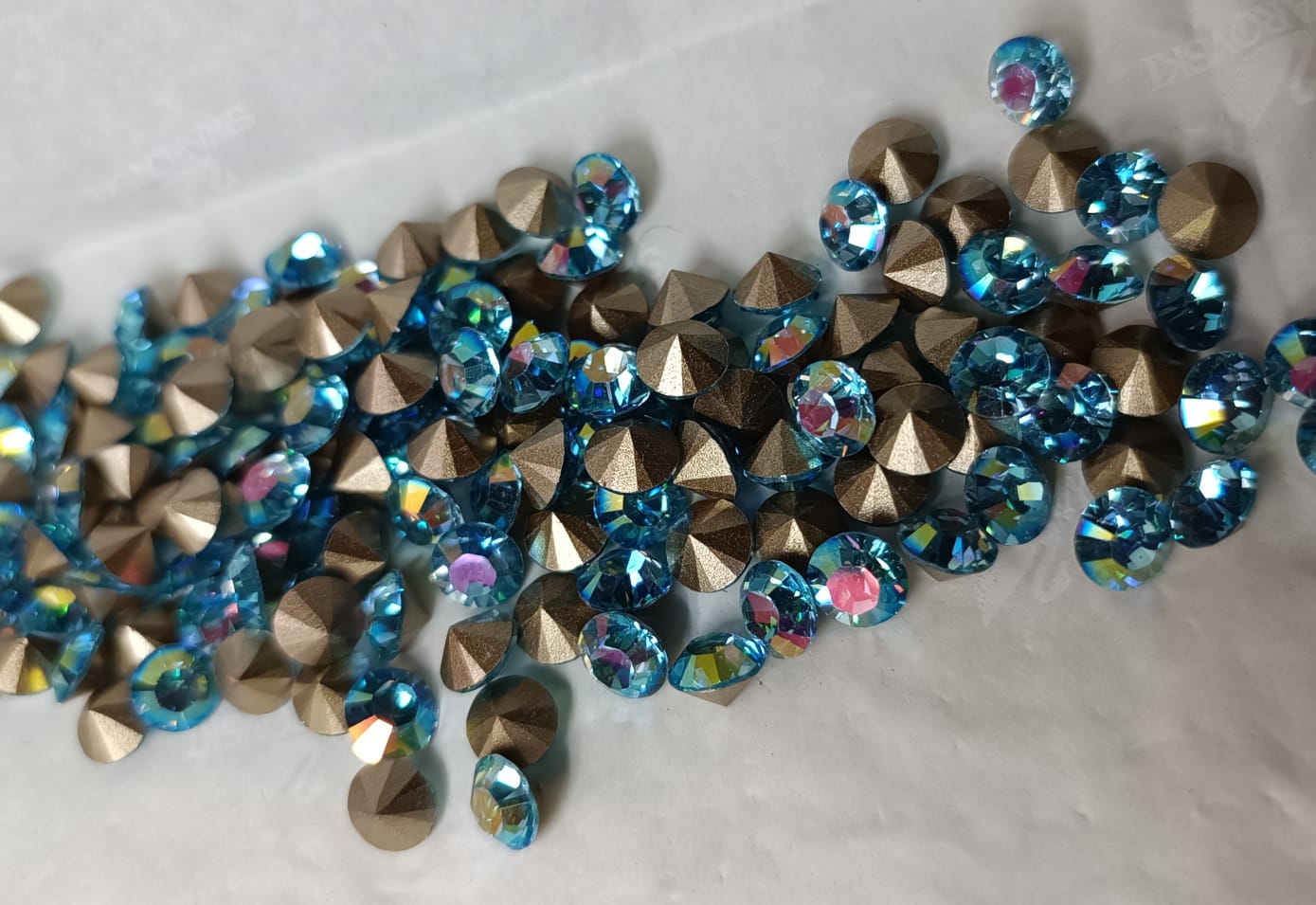 Swarovski® Chaton Vintage Aquamarine Aurore Boreale Silver Foiled SS29