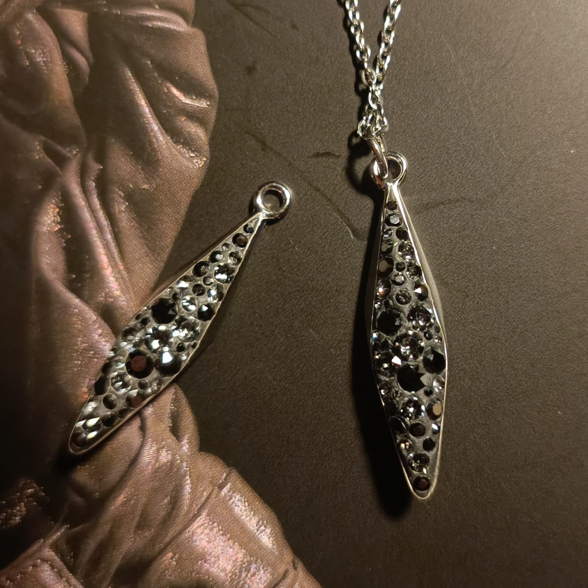 Swarovski® Pavé Anhänger Rhombus Hematite Silver Night/Silver 20mm