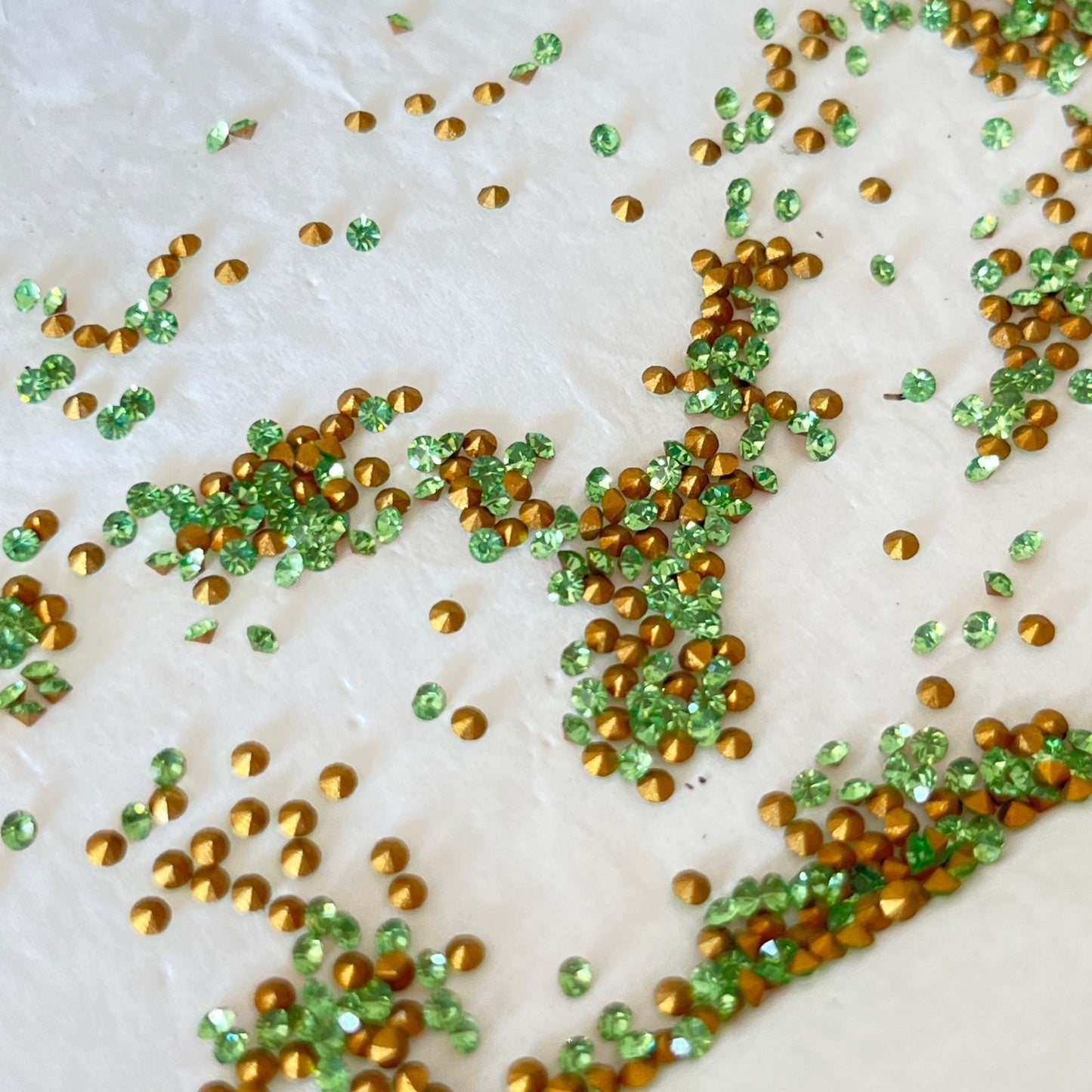 Swarovski® Chaton Vintage Peridot Gold Foiled PP11