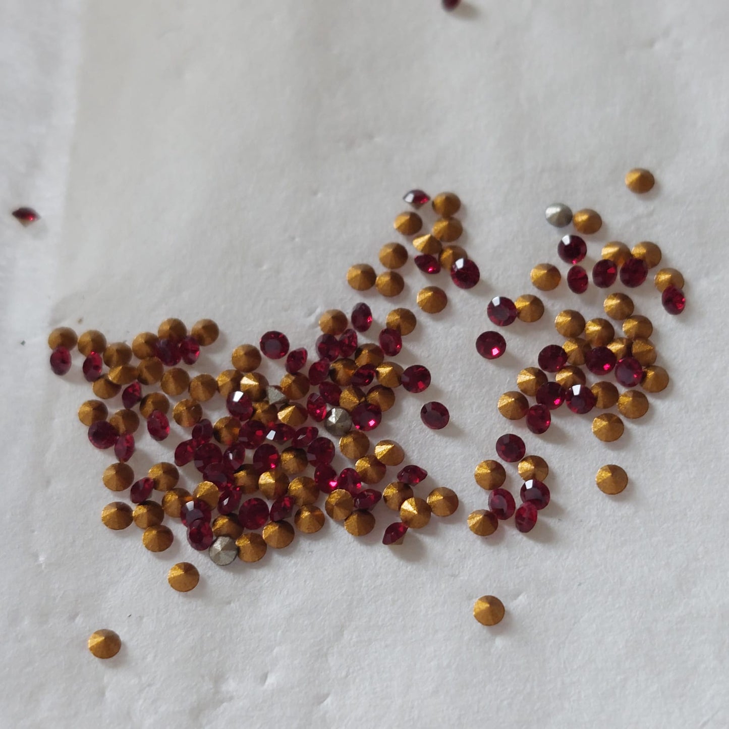 Swarovski® Chaton Vintage Siam Gold Foiled PP10