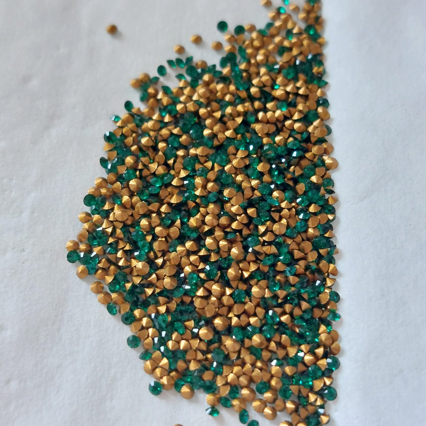Swarovski® Chaton Vintage Emerald Gold Foiled PP8
