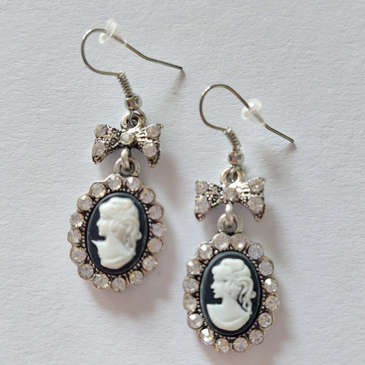 3719 Vintage Ohrringe mit Swarovski Kristallen & Camee-Cabochon 42x17mm