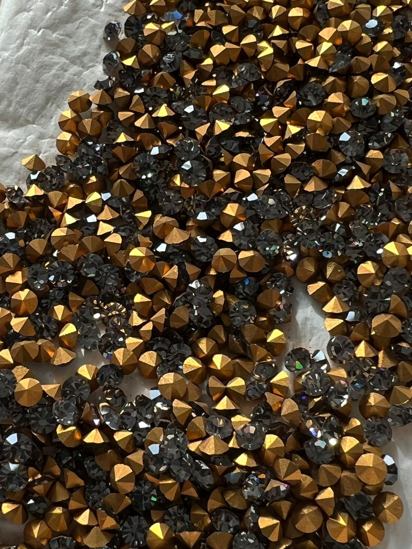 Swarovski® Chaton Vintage Black Diamond Gold Foiled PP29