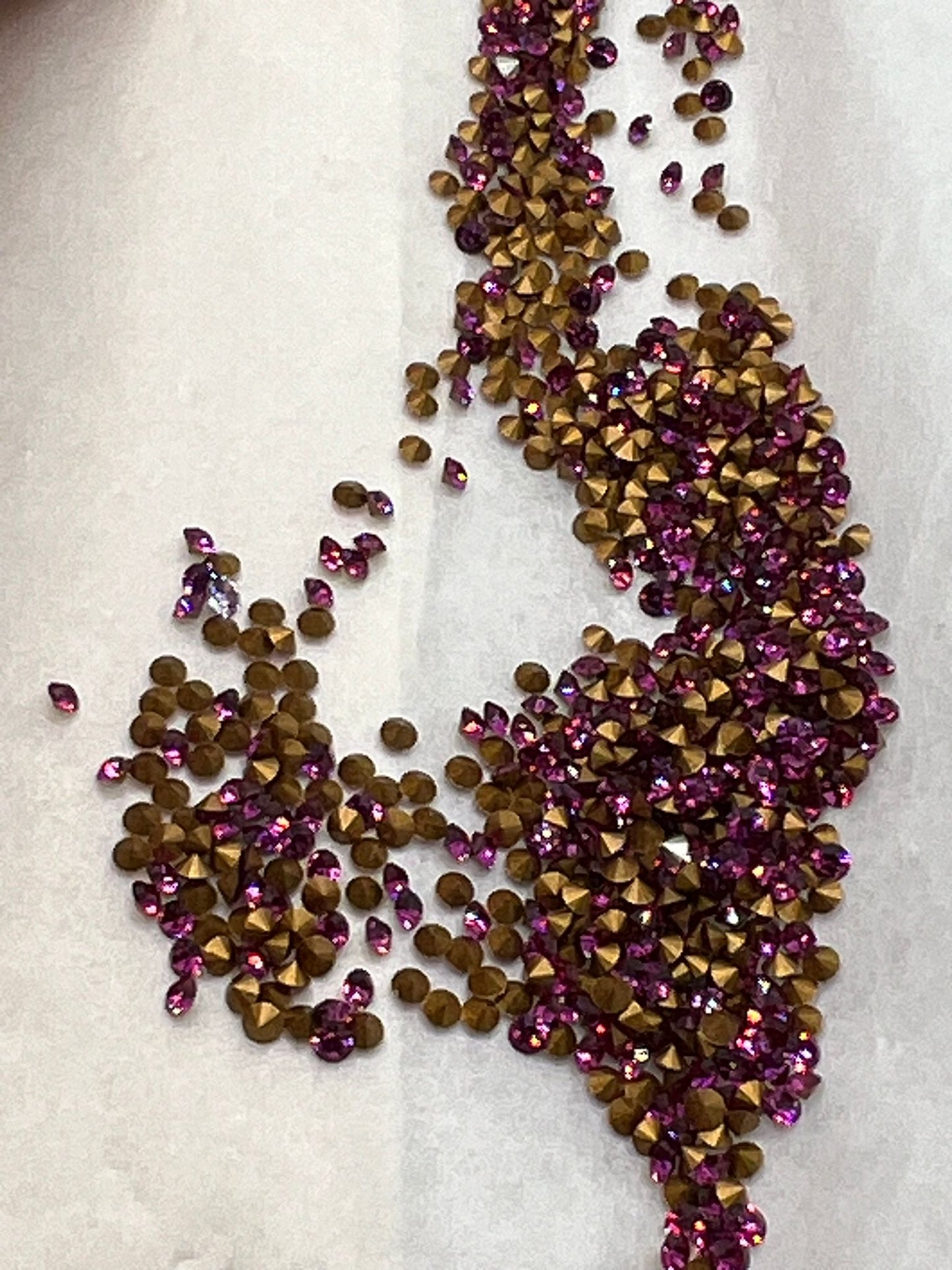 Swarovski® Chaton Vintage Fuchsia Gold Foiled PP11