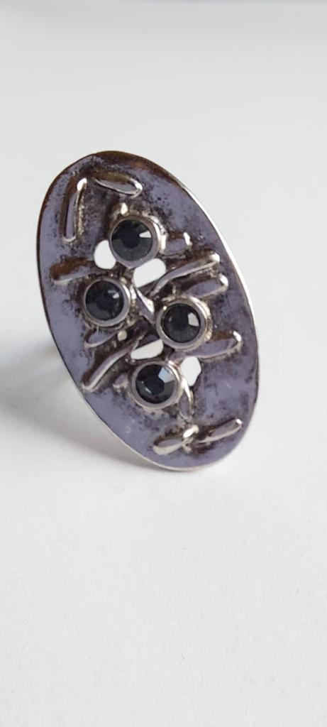 9925 Vintage Ring made with Swarovski Kristallen 36x22mm