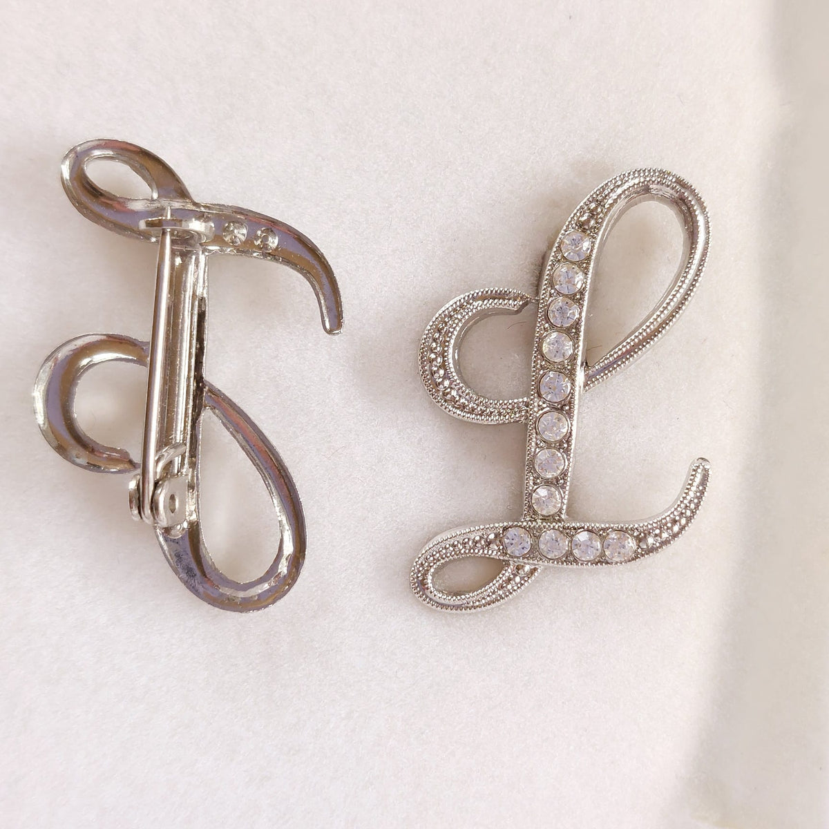 8037 Vintage-Buchstabe "L" Brosche mit Swarovski-Kristallen 30x20mm