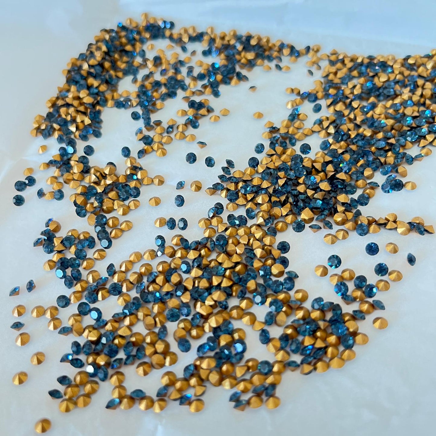 Swarovski® Chaton Vintage Montana Gold Foiled PP24