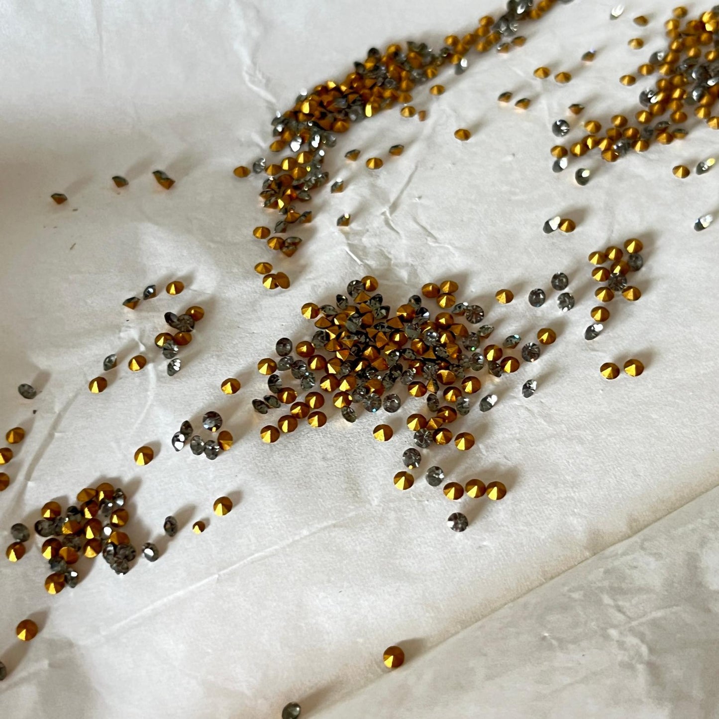Swarovski® Chaton Vintage Black Diamond Gold Foiled PP13