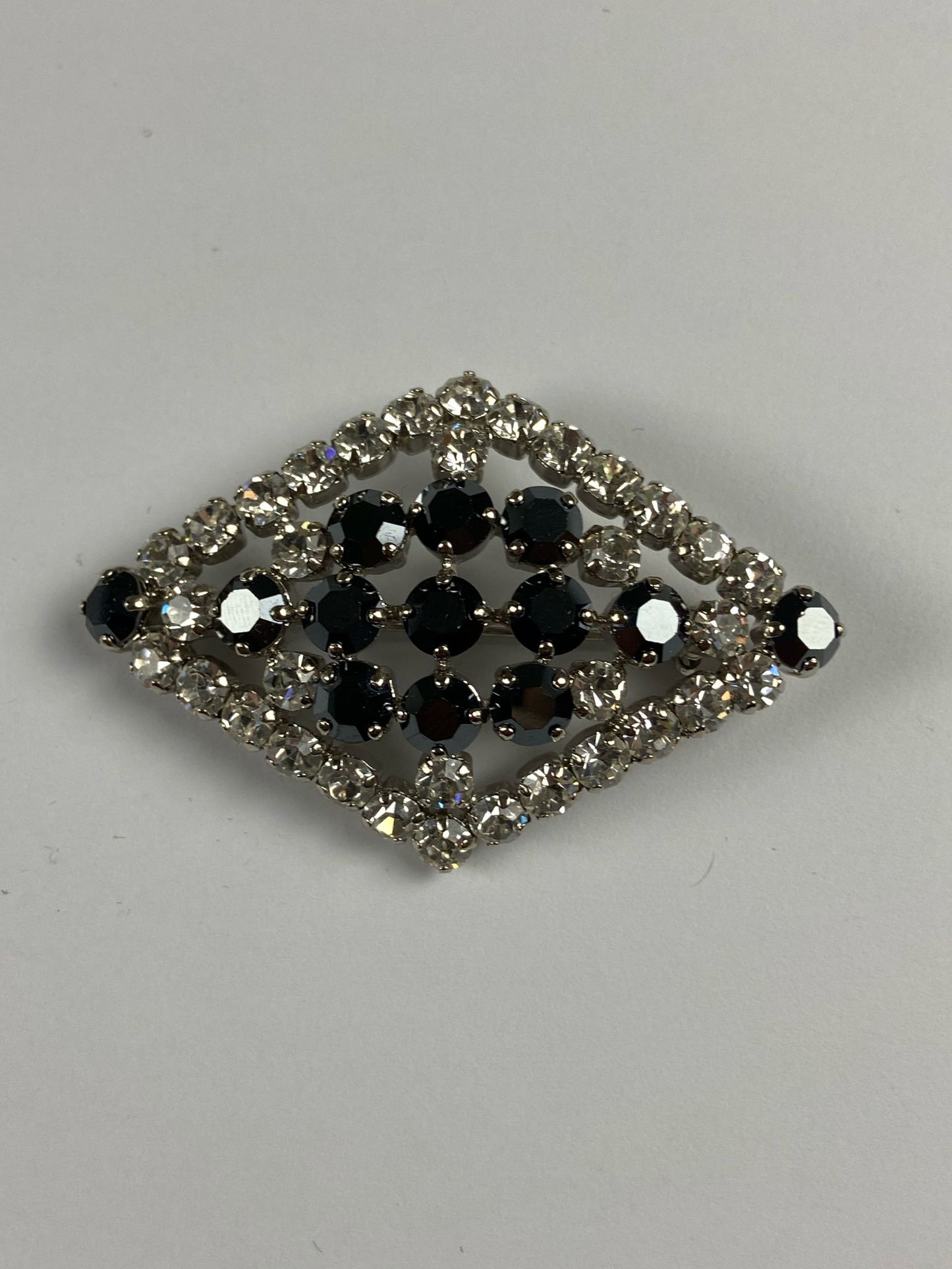 8739 Vintage Swarovski Kristallen Brosche 60mm