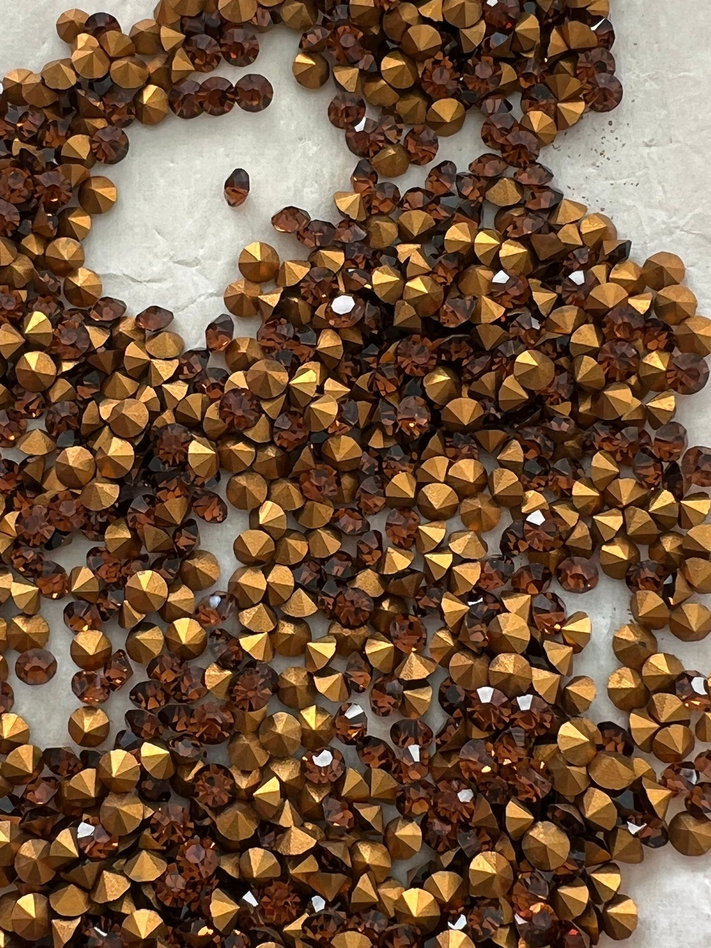 Swarovski® Chaton Vintage Smoked Topaz Gold Foiled PP24