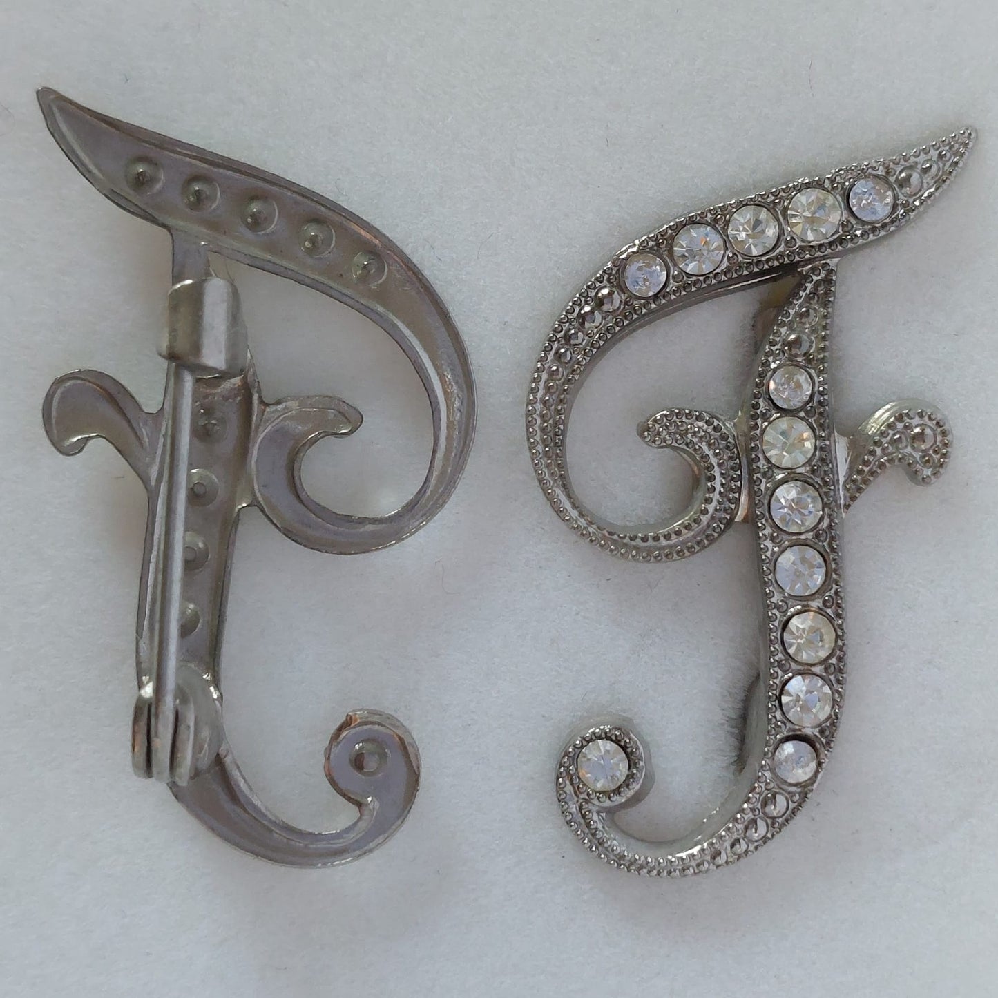 8043 Vintage-Buchstabe "F" Brosche mit Swarovski-Kristallen 30x20mm