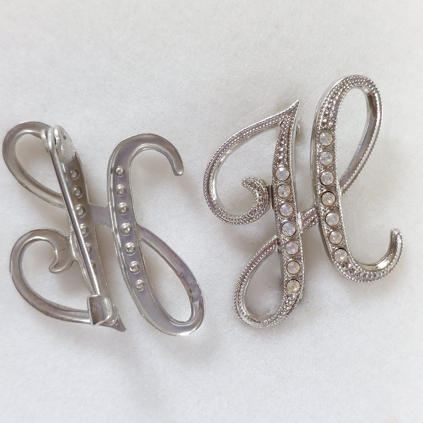 8041 Vintage-Buchstabe "H" Brosche mit Swarovski-Kristallen 30x20mm