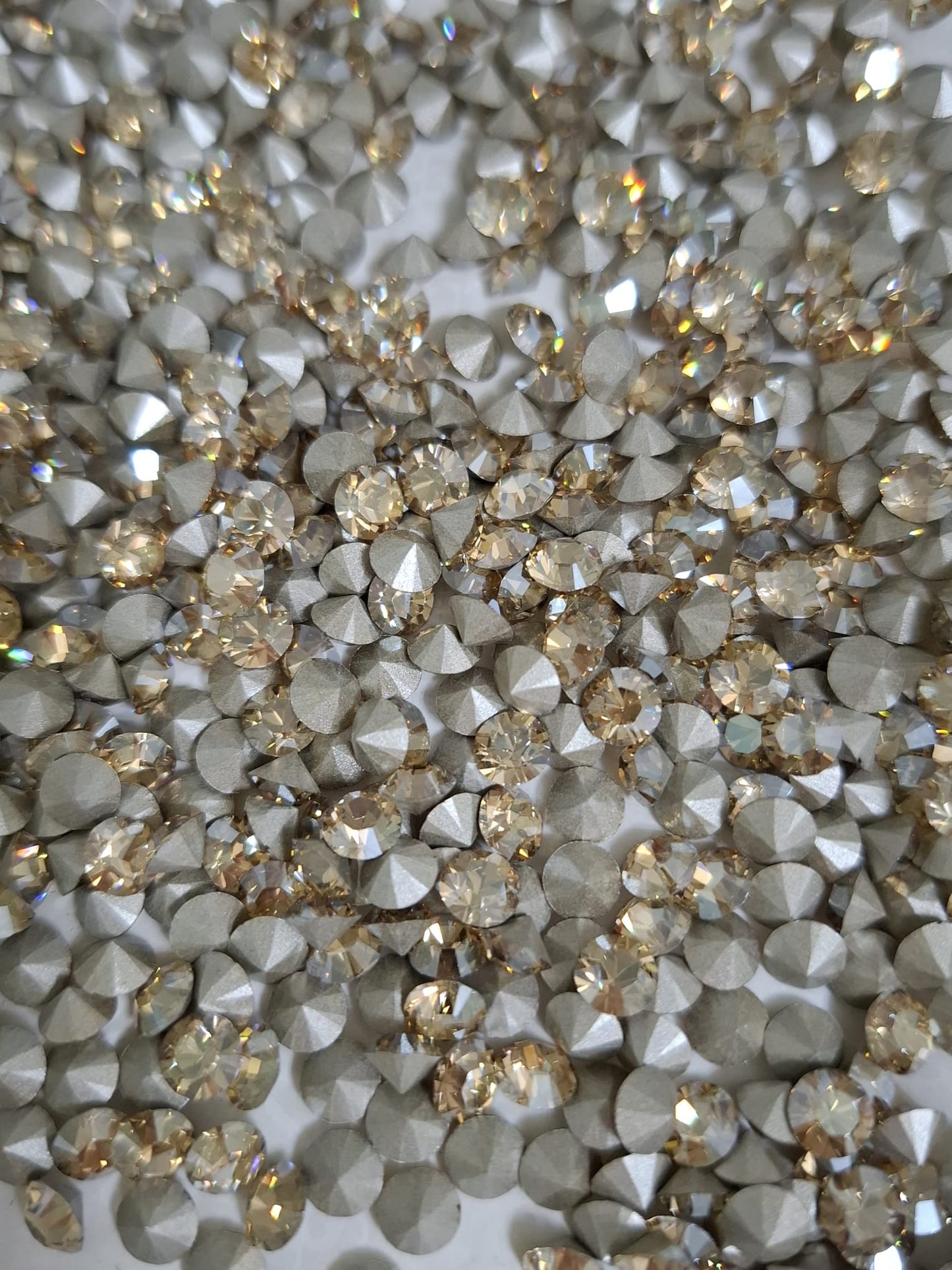 Swarovski® Chaton Golden Shadow SS24