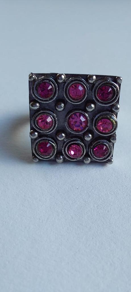 9974 Vintage Ring made with Swarovski Kristallen 18mm