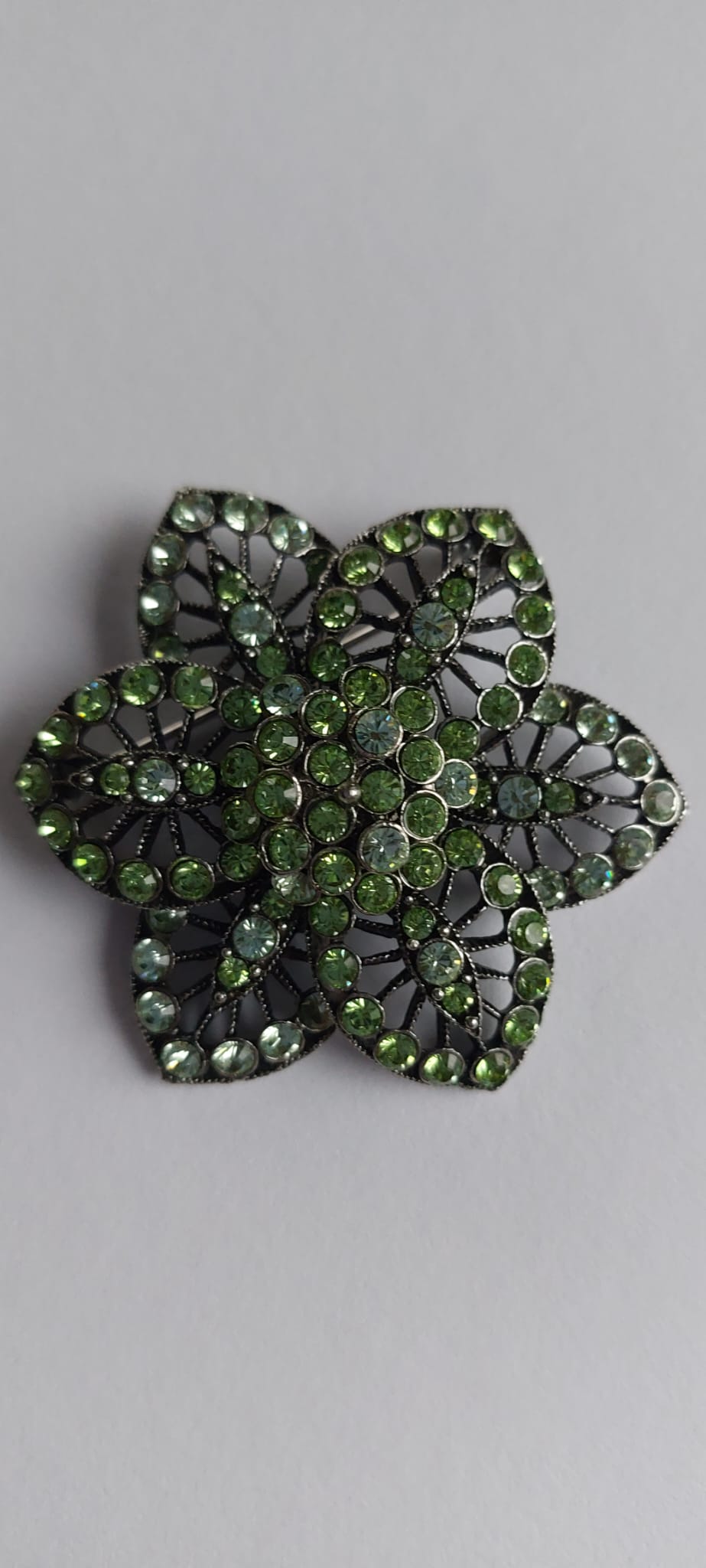 8996 Vintage Flower Brooch made with Swarovski Kristallen 50mm