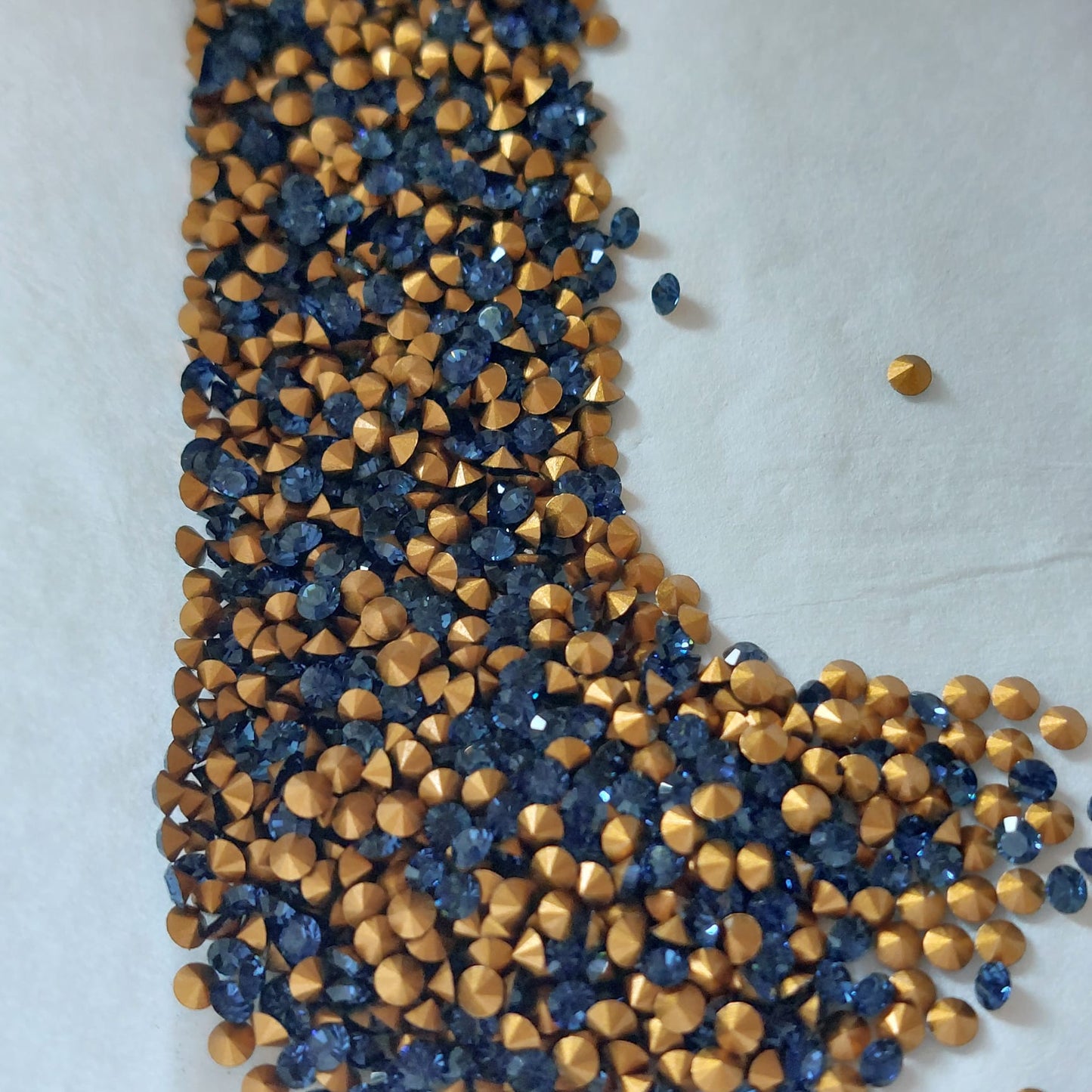 Swarovski® Chaton Vintage Montana Gold Foiled PP19