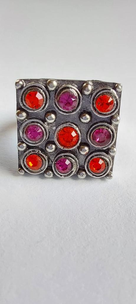 9942 Vintage Ring made with Swarovski Kristallen 18mm