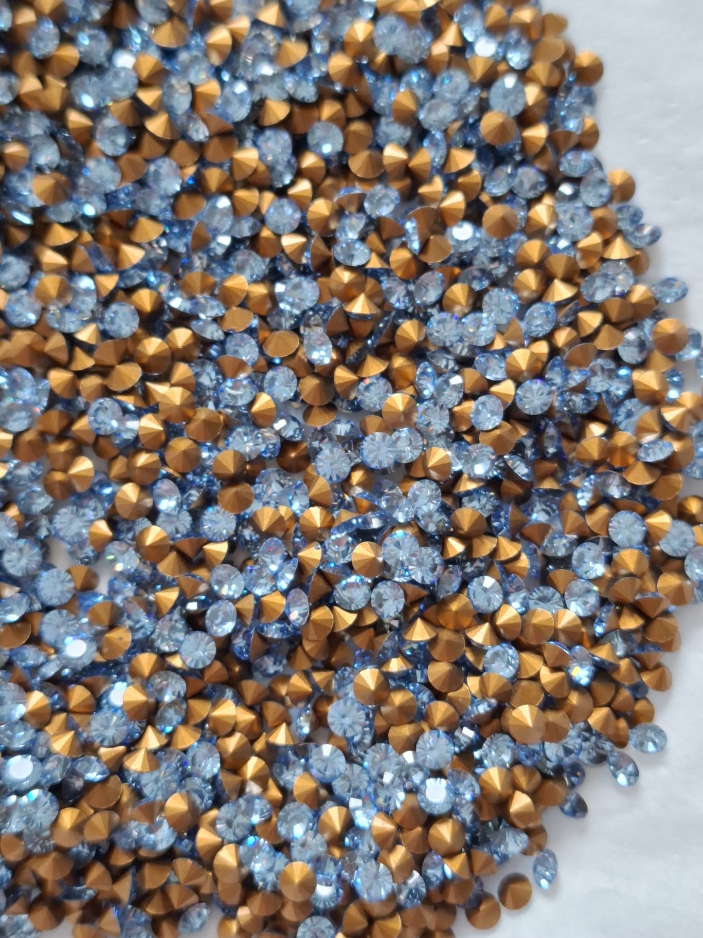 Swarovski® Chaton Vintage Light Sapphire Gold Foiled PP29