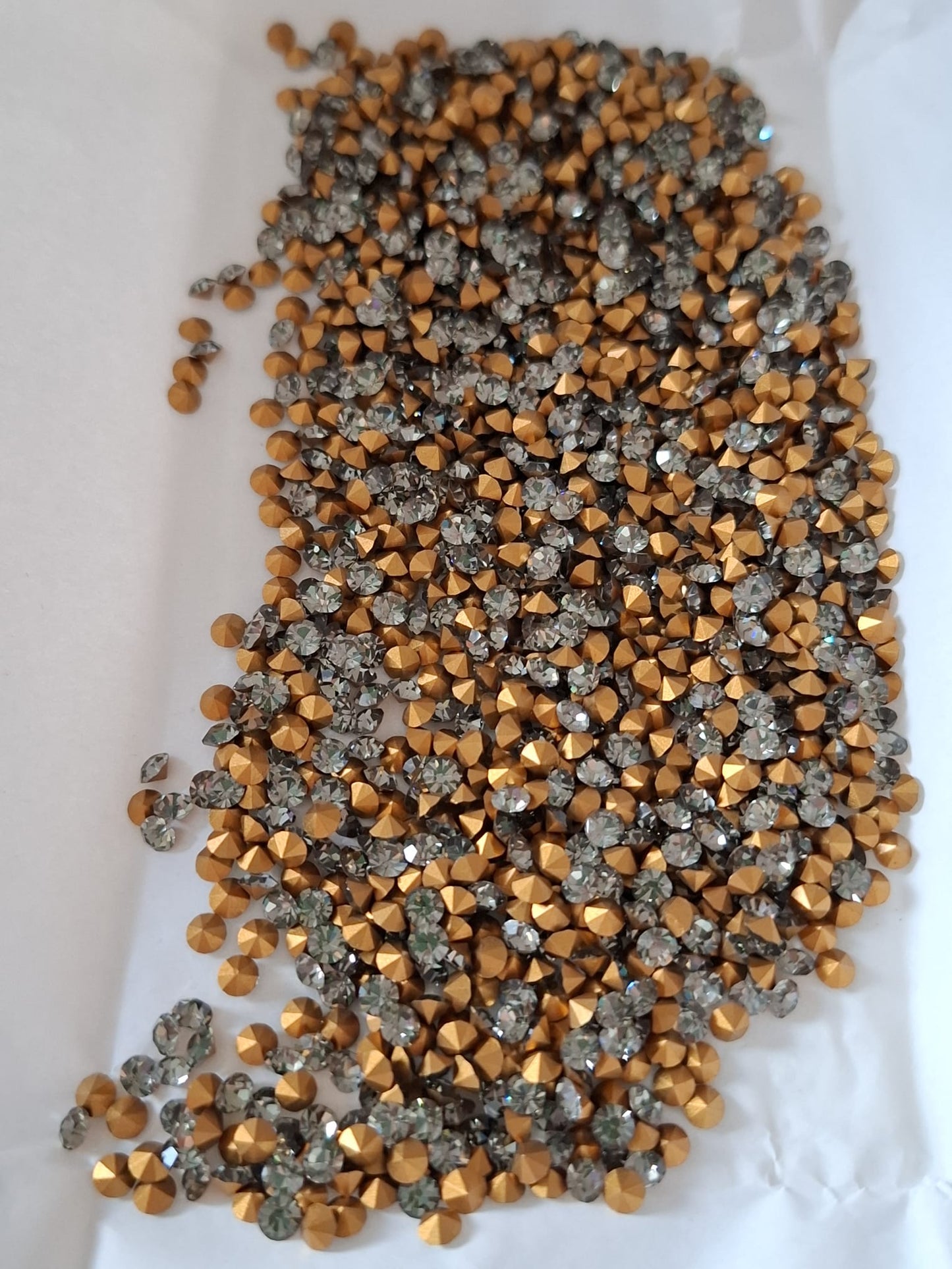 Swarovski® Chaton Vintage Black Diamond Gold Foiled PP29